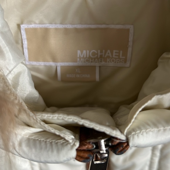 •Michael Kors• winter coat in like new condition Beautiful cream w/removable fur - Picture 2 of 7